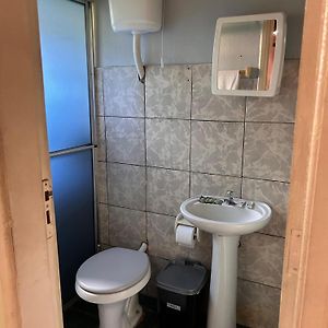 Quarto de classe econômica para três pessoas